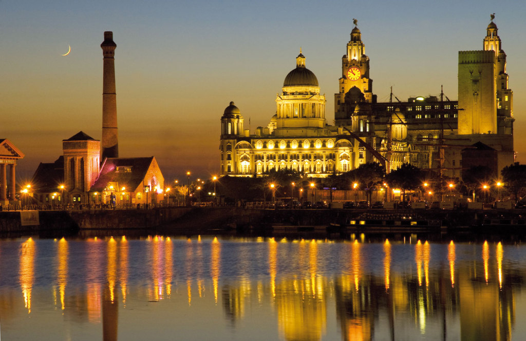 英国紧急实施防疫措施，18岁以上将接种第三针