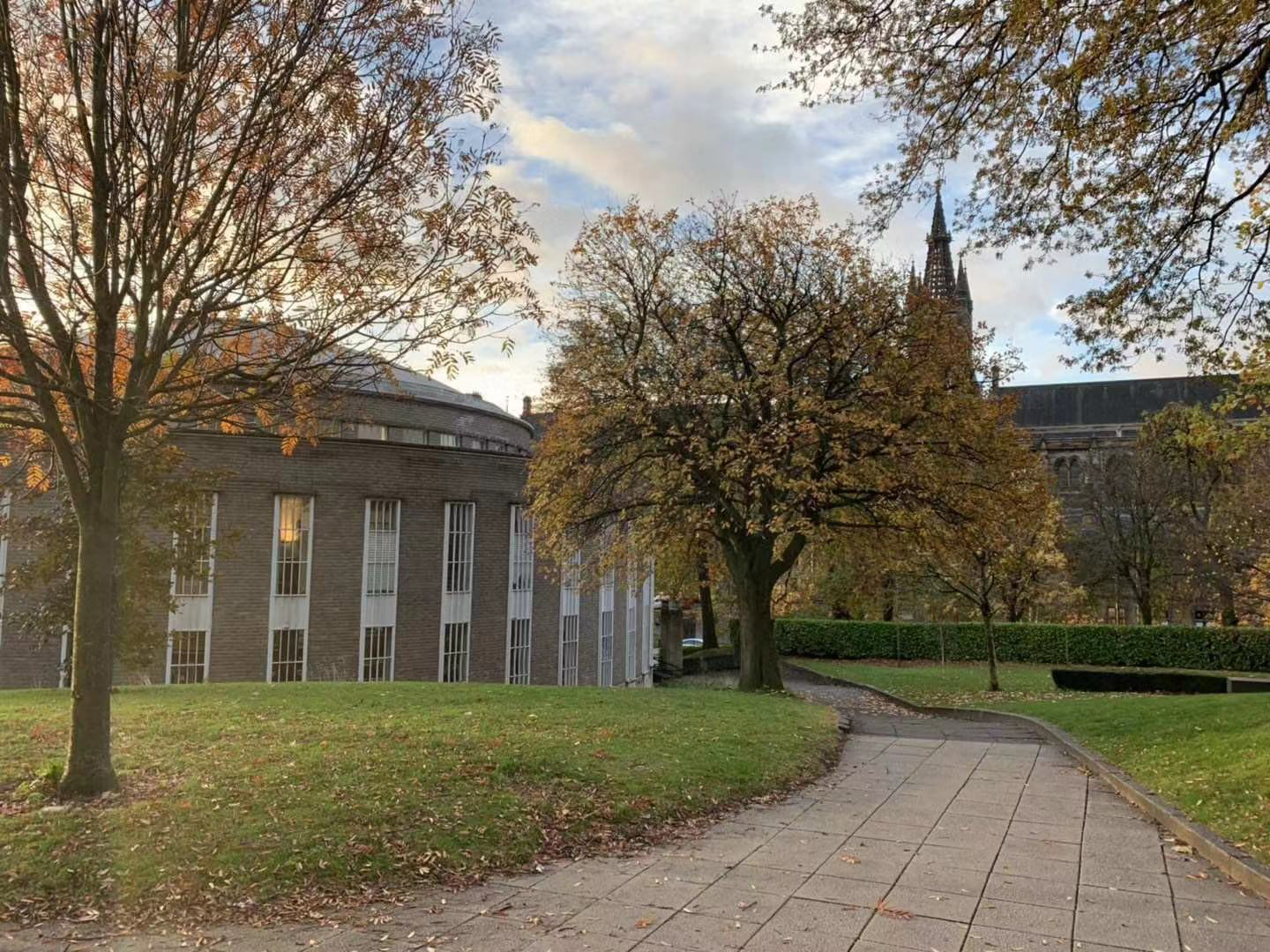 英政府：要求英国大学限制招生！