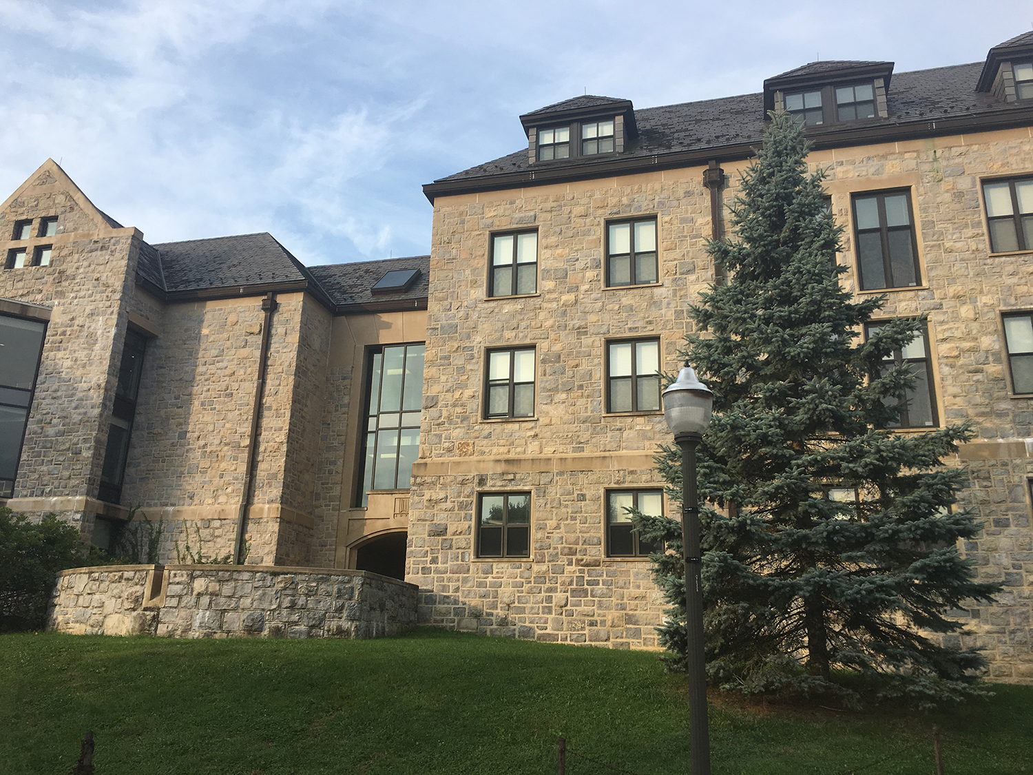 官宣：耶鲁大学和新加坡国立大学“分手”！