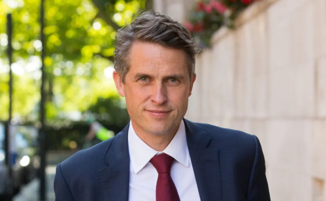 英国教育部长：大学上网课应该少收学费！A-Level放榜成绩创历史新高