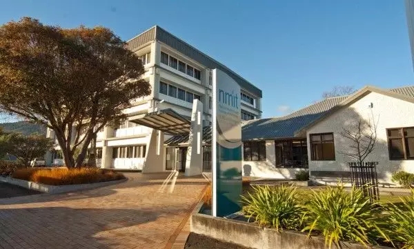 尼尔森理工学院