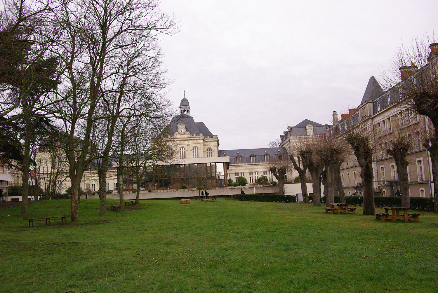 法国高等教育部发布《大学生开学指南》！政府注资33亿支持大学生